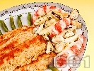 Рецепта Бяла риба мерлуза с морска салата от макарони, миди, скариди и сметана